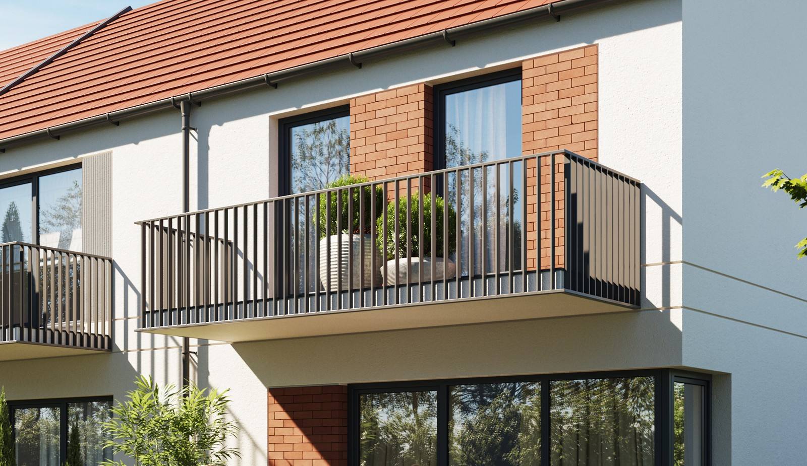 Detal elewacji ogrodowej BRODZKA 9 - balkon na piętrze ze stalową balustradą, ceglana okładzina i przeszklenia w ciemnych ramach